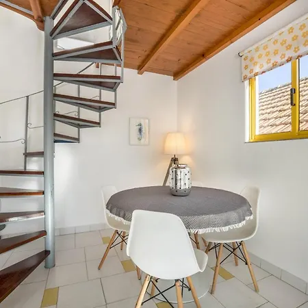 Amarelo Apartment